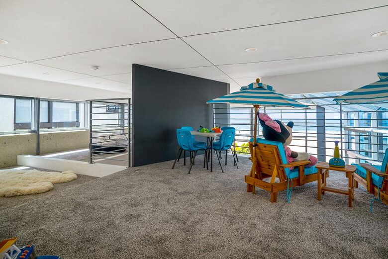 Iconic Manhattan Beachfront Haven - Manhattan Beach, California