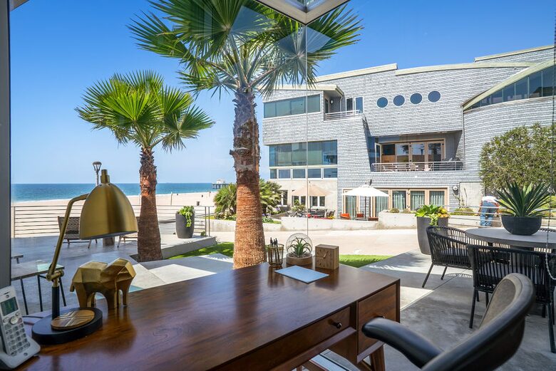 Iconic Manhattan Beachfront Haven - Manhattan Beach, California