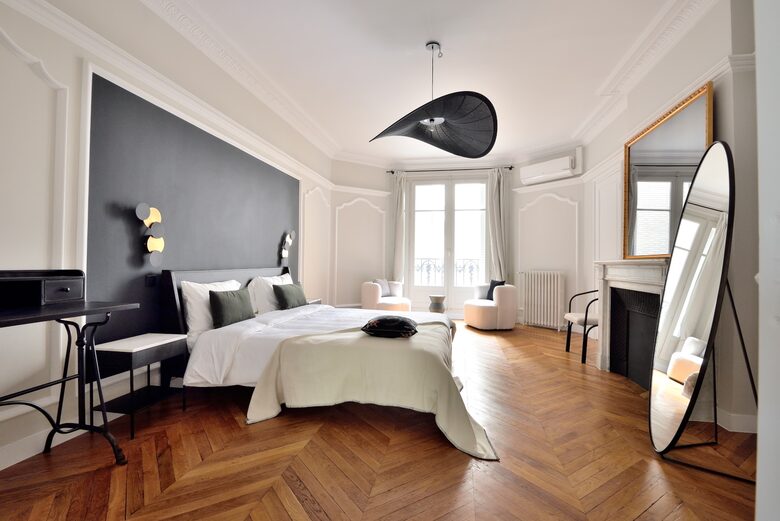 Eiffel Tower View Luxury Apartment - Paris, France