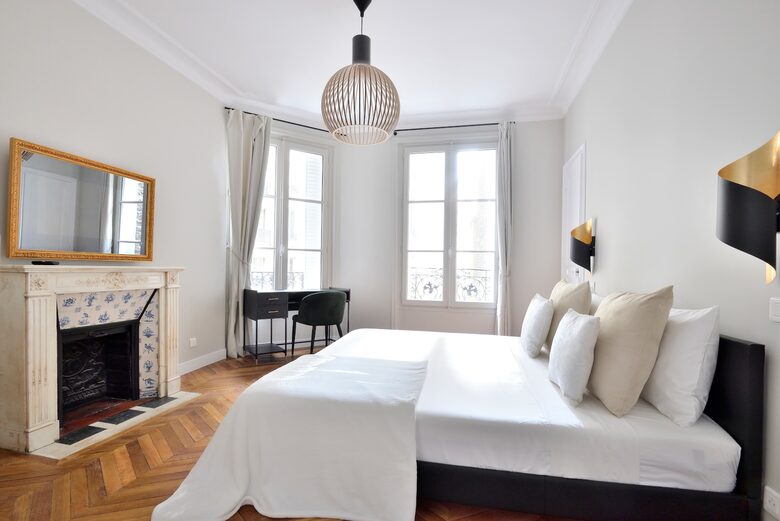 Eiffel Tower View Luxury Apartment - Paris, France