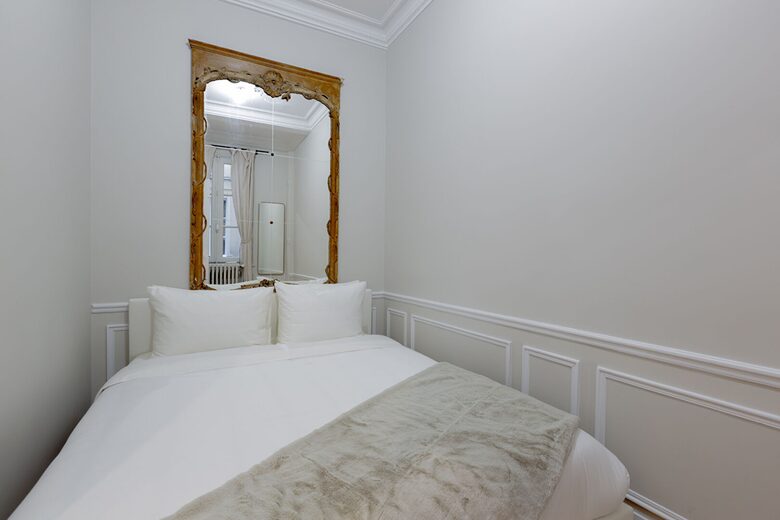 Eiffel Tower View Luxury Apartment - Paris, France