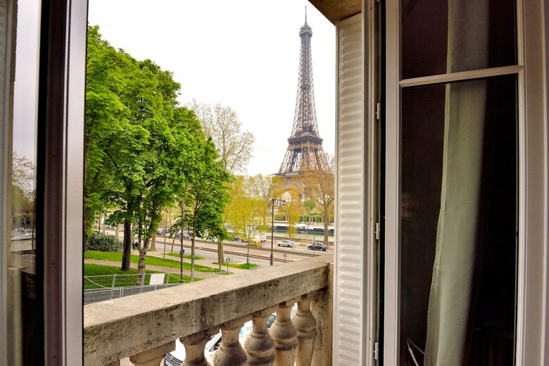 Eiffel Tower View Luxury Apartment - Paris, France