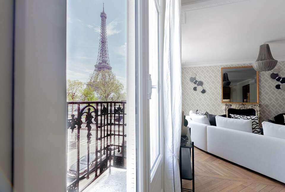 Eiffel Tower View Luxury Apartment - Paris, France
