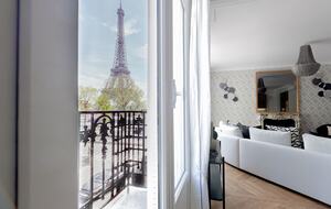 Eiffel Tower View Luxury Apartment - Paris, France
