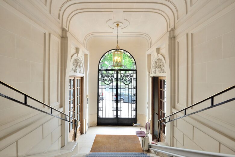 Eiffel Tower View Luxury Apartment - Paris, France
