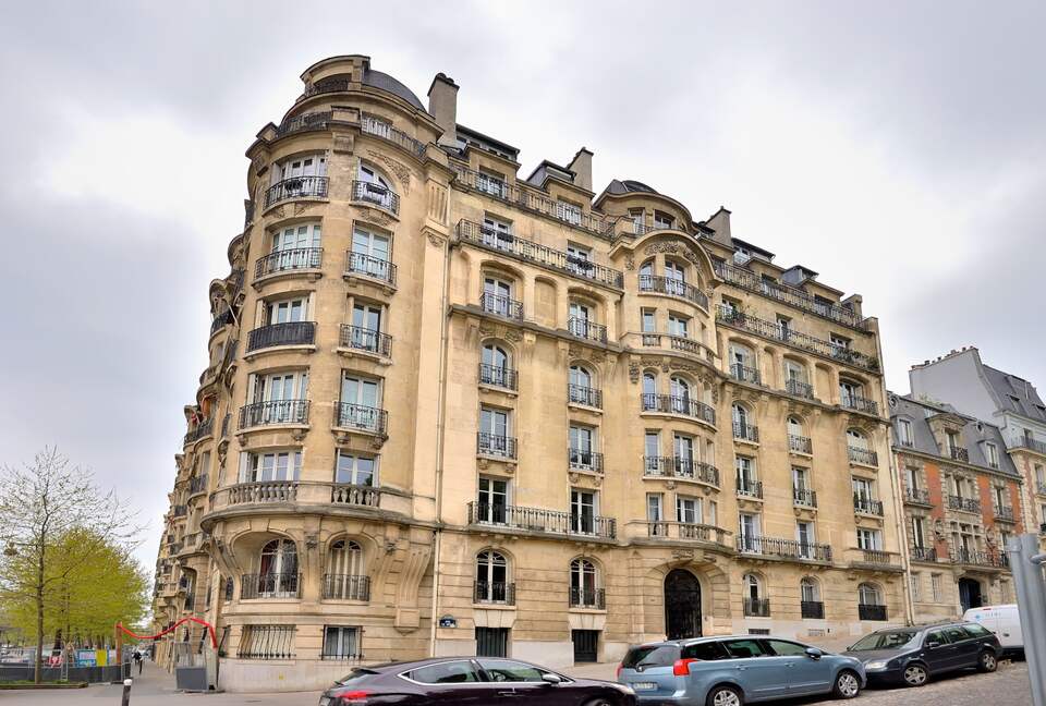 Eiffel Tower View Luxury Apartment - Paris, France