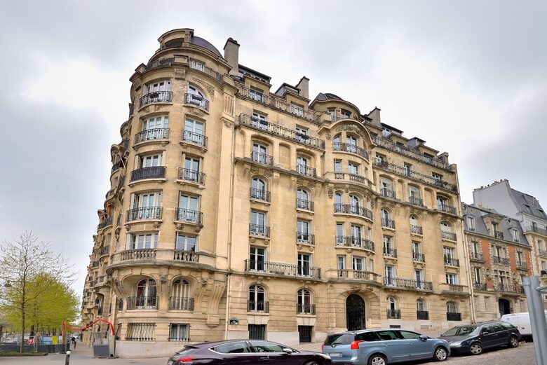Eiffel Tower View Luxury Apartment - Paris, France