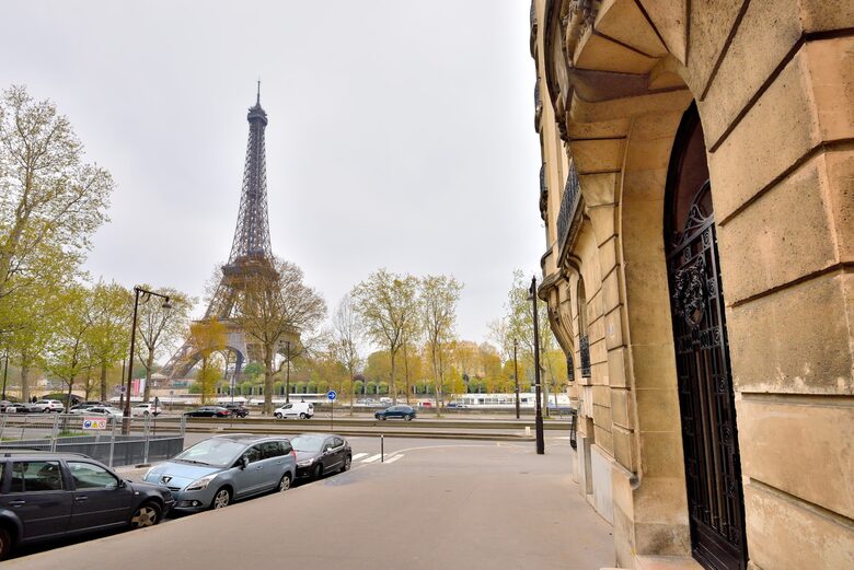 Eiffel Tower View Luxury Apartment - Paris, France