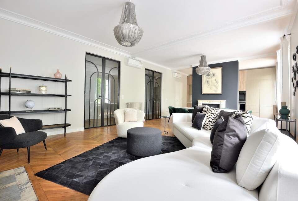 Eiffel Tower View Luxury Apartment - Paris, France