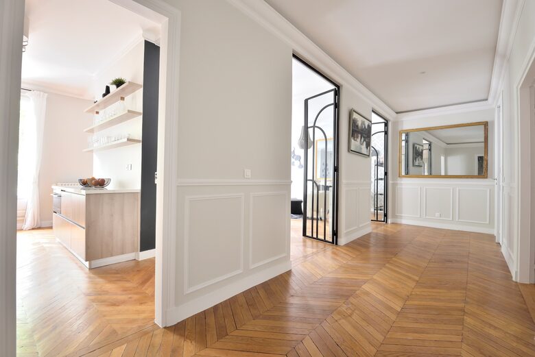Eiffel Tower View Luxury Apartment - Paris, France