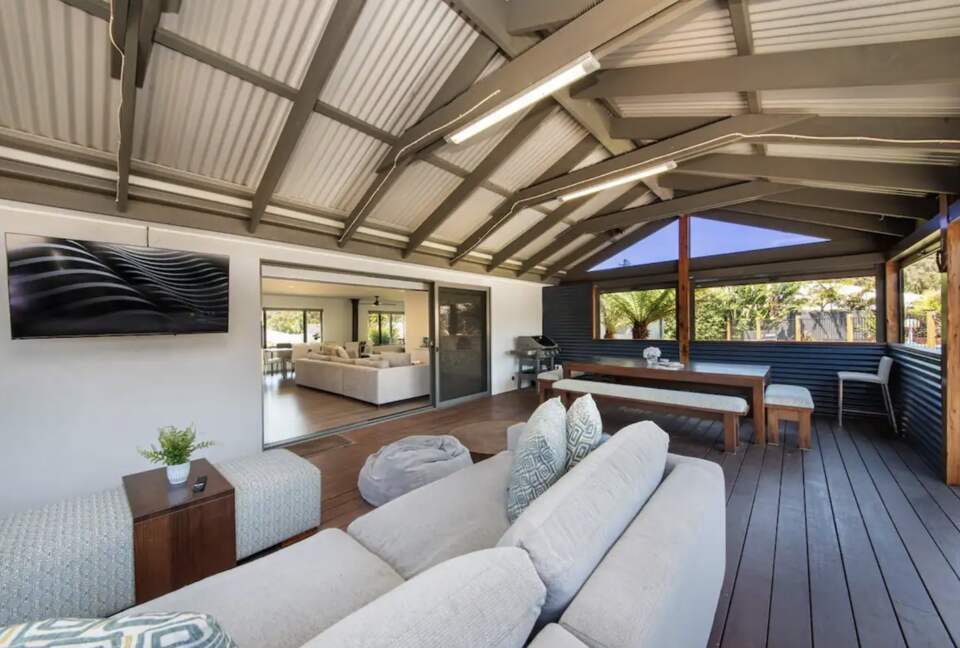 Waterfall Gully Retreat with Pool - Rosebud, Australia