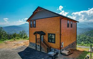 Gatlinburg Cabin with Mountain Views and Hot Tub - Gatlinburg, Tennessee