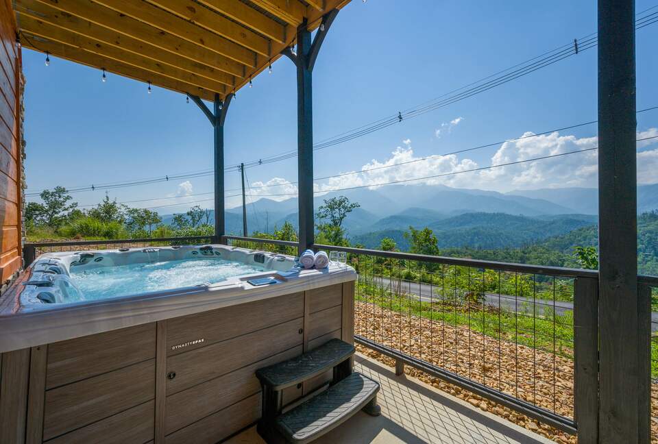 Gatlinburg Cabin with Mountain Views and Hot Tub - Gatlinburg, Tennessee