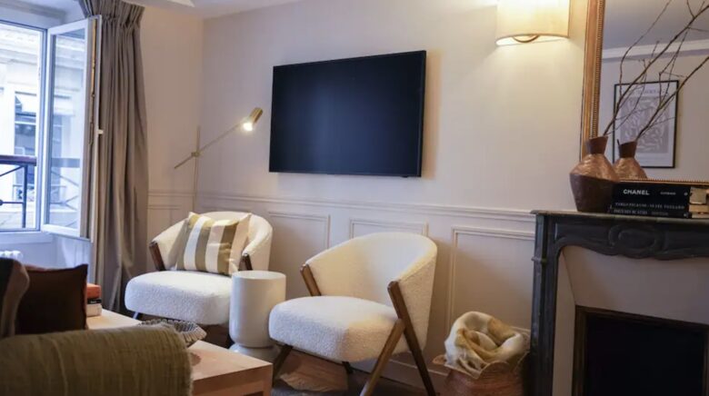 Elegant Parisian Apartment with Patio - Paris, France