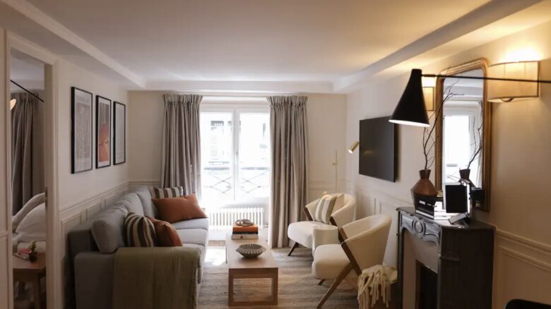 Elegant Parisian Apartment with Patio - Paris, France