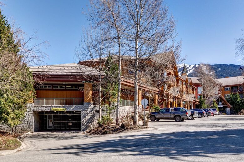 The Escape Whistler | Cozy Marketplace Residence in the Village - Whistler, Canada