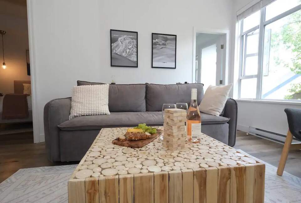 The Escape Whistler | Cozy Marketplace Residence in the Village - Whistler, Canada