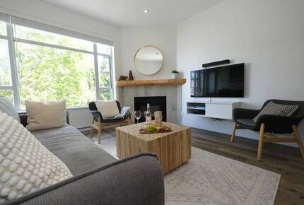 The Escape Whistler | Cozy Marketplace Residence in the Village - Whistler, Canada
