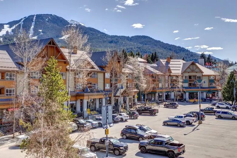 The Escape Whistler | Cozy Marketplace Residence in the Village - Whistler, Canada