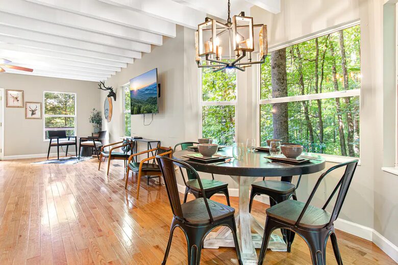 Highland Hideaway: Stunning Mountain Retreat Near Asheville - Asheville, North Carolina