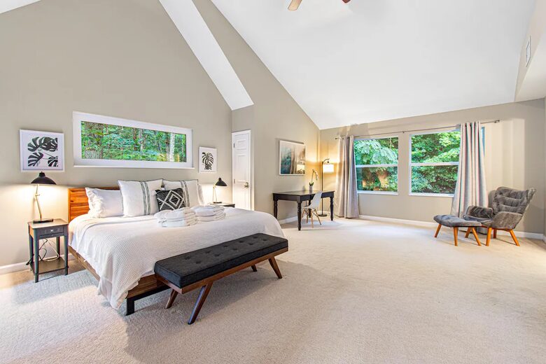 Highland Hideaway: Stunning Mountain Retreat Near Asheville - Asheville, North Carolina