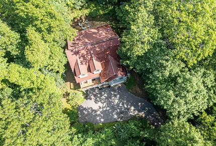 Highland Hideaway: Stunning Mountain Retreat Near Asheville - Asheville, North Carolina