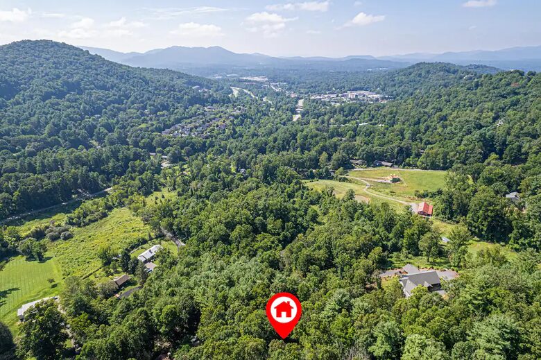 Highland Hideaway: Stunning Mountain Retreat Near Asheville - Asheville, North Carolina