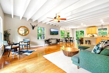 Highland Hideaway: Stunning Mountain Retreat Near Asheville - Asheville, North Carolina