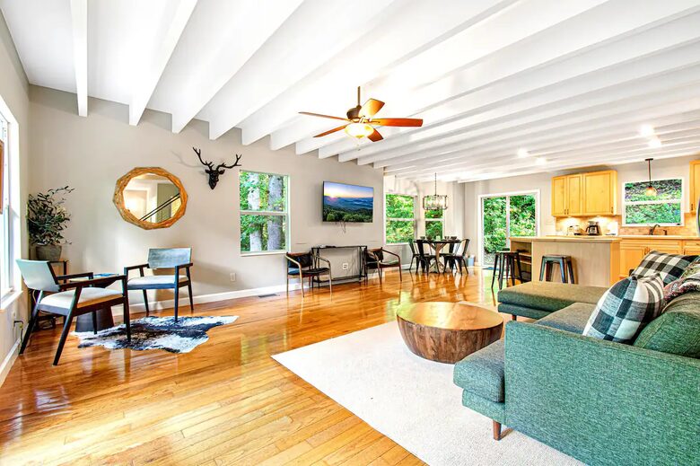 Highland Hideaway: Stunning Mountain Retreat Near Asheville - Asheville, North Carolina