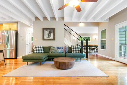Highland Hideaway: Stunning Mountain Retreat Near Asheville - Asheville, North Carolina