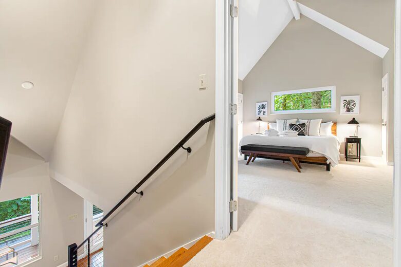 Highland Hideaway: Stunning Mountain Retreat Near Asheville - Asheville, North Carolina