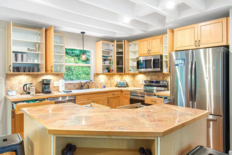Highland Hideaway: Stunning Mountain Retreat Near Asheville - Asheville, North Carolina