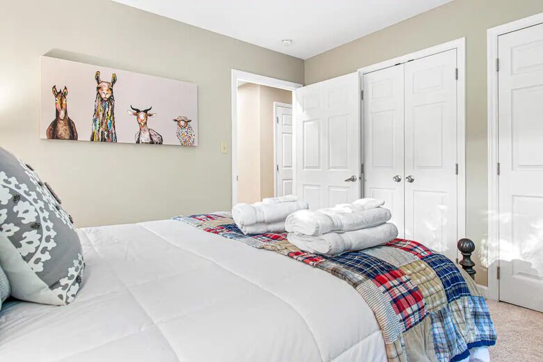 Highland Hideaway: Stunning Mountain Retreat Near Asheville - Asheville, North Carolina