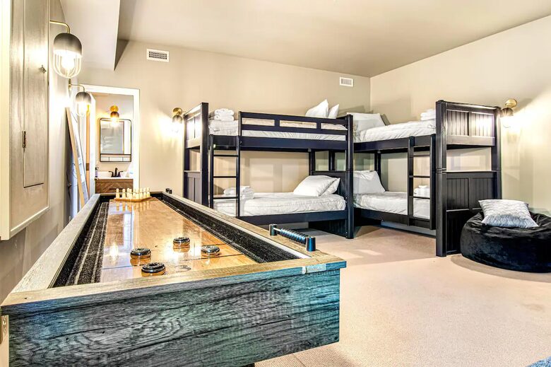 Highland Hideaway: Stunning Mountain Retreat Near Asheville - Asheville, North Carolina