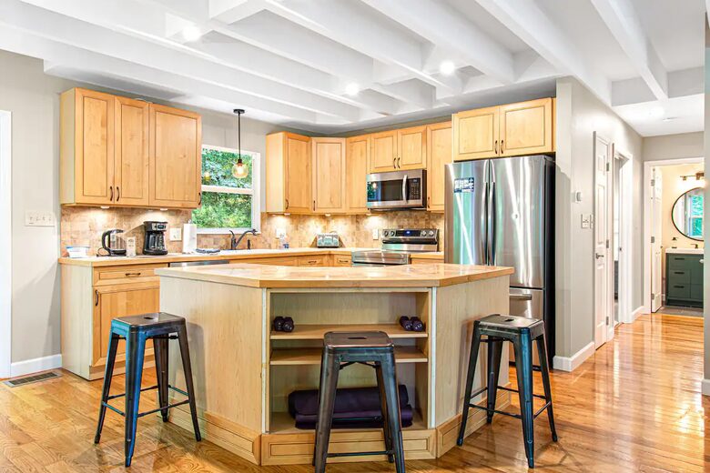 Highland Hideaway: Stunning Mountain Retreat Near Asheville - Asheville, North Carolina
