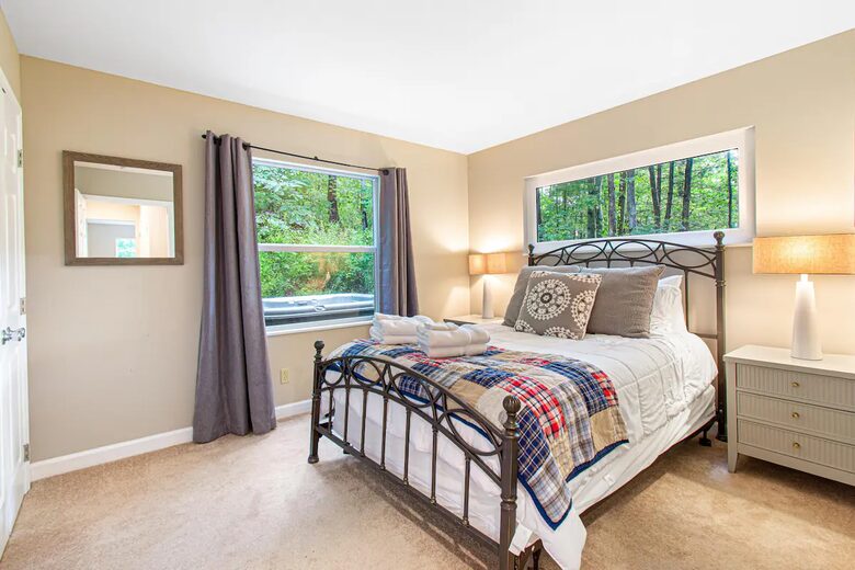Highland Hideaway: Stunning Mountain Retreat Near Asheville - Asheville, North Carolina