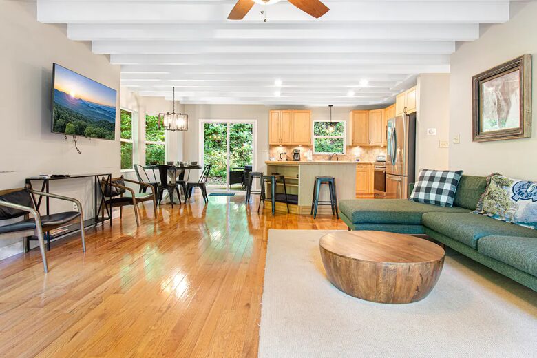 Highland Hideaway: Stunning Mountain Retreat Near Asheville - Asheville, North Carolina