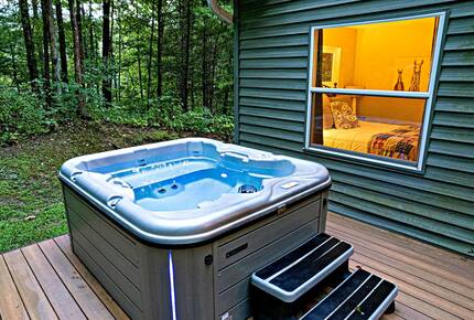 Highland Hideaway: Stunning Mountain Retreat Near Asheville - Asheville, North Carolina