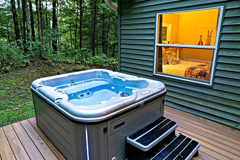 Highland Hideaway: Stunning Mountain Retreat Near Asheville - Asheville, North Carolina