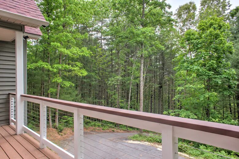 Highland Hideaway: Stunning Mountain Retreat Near Asheville - Asheville, North Carolina