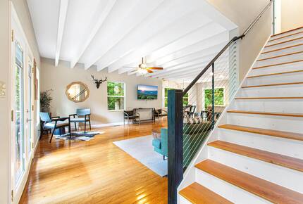Highland Hideaway: Stunning Mountain Retreat Near Asheville - Asheville, North Carolina