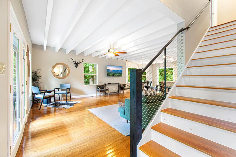 Highland Hideaway: Stunning Mountain Retreat Near Asheville - Asheville, North Carolina