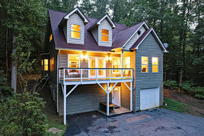 Highland Hideaway: Stunning Mountain Retreat Near Asheville - Asheville, North Carolina