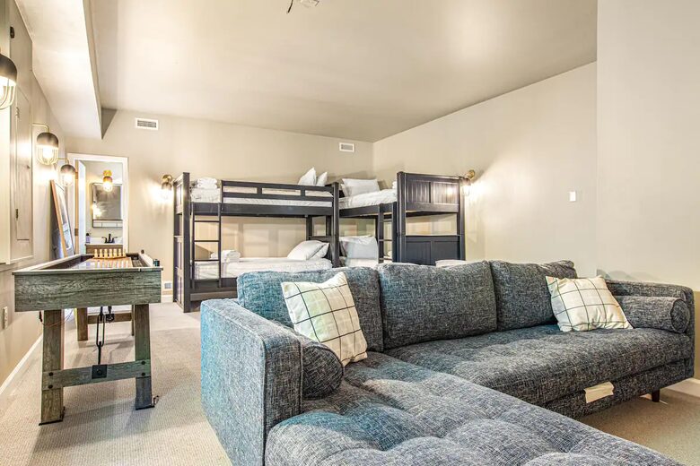 Highland Hideaway: Stunning Mountain Retreat Near Asheville - Asheville, North Carolina