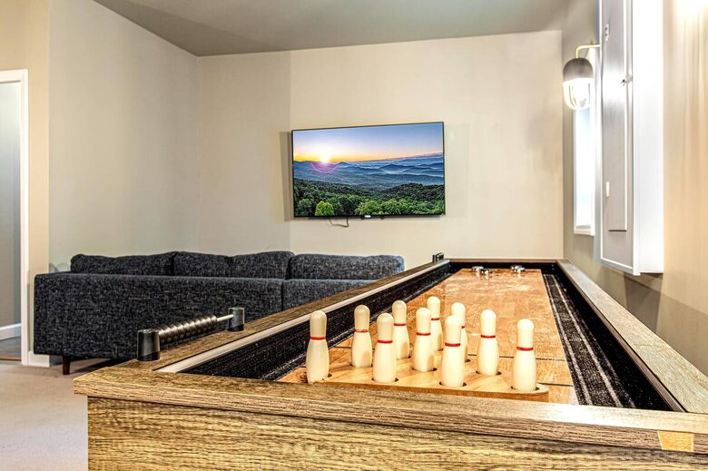 Highland Hideaway: Stunning Mountain Retreat Near Asheville - Asheville, North Carolina