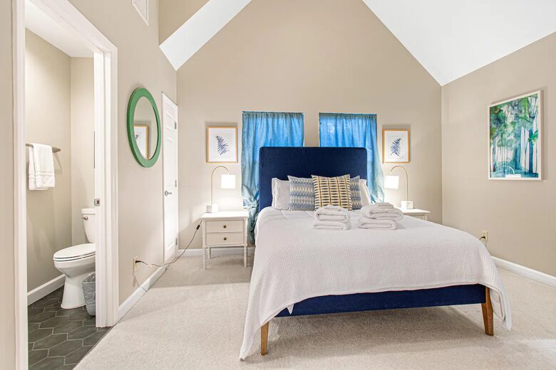 Highland Hideaway: Stunning Mountain Retreat Near Asheville - Asheville, North Carolina