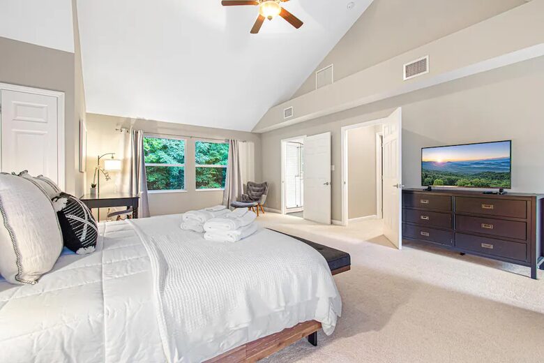 Highland Hideaway: Stunning Mountain Retreat Near Asheville - Asheville, North Carolina