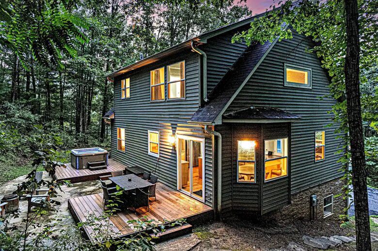 Highland Hideaway: Stunning Mountain Retreat Near Asheville - Asheville, North Carolina
