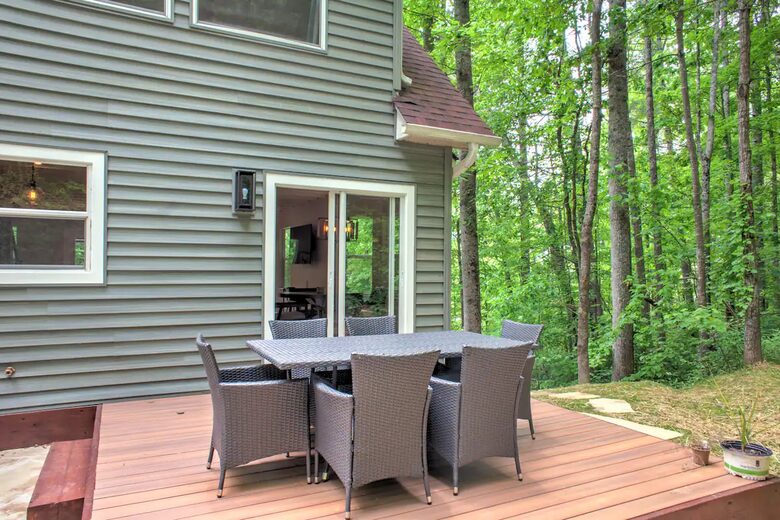 Highland Hideaway: Stunning Mountain Retreat Near Asheville - Asheville, North Carolina