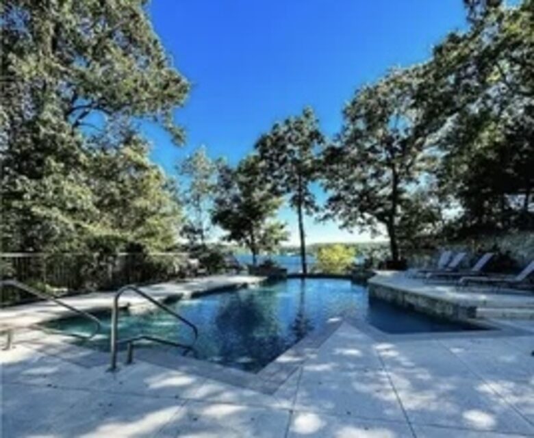 Access to the common pool area is just a 3 minute walk away